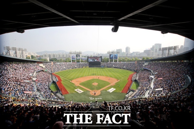 관중들로 가득 찬 잠실야구장 전경. 둥근 장구 모양을 본뜬 잠실야구장은 탁 트인 조망으로 관중들에게 시원한 충만감을 선사한다. 잠실야구장은 2026시즌 뒤 철거된다. /서울시