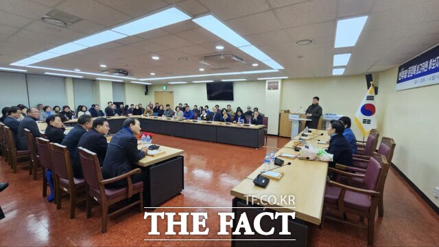 문정복 더불어민주당 최고위원 후보가 4일 오전 여수시의회 소회의실에서 열린 여수·순천·광양 지역 당원 합동 간담회에서 참석자들과 질의응답을 하고 있다. /고병채 기자