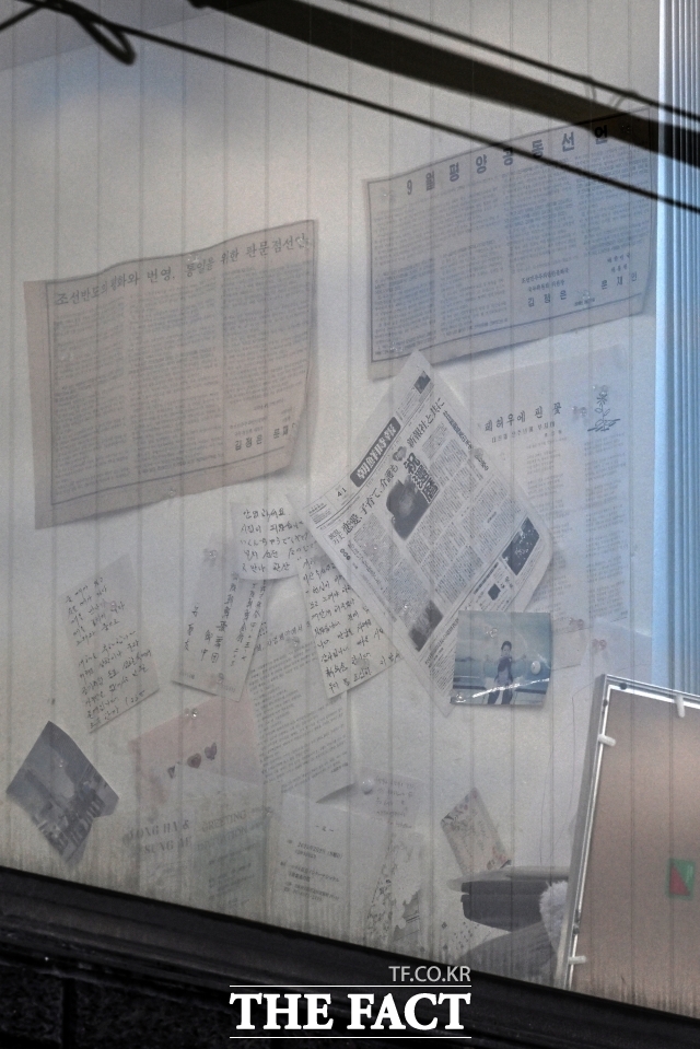 일본 오사카에 위치한 재일본조선인총연합회 지부 내부에 '조선반도의 평화와 번영, 통일을 위한 판문점선언' 등 오려낸 신문 기사들이 붙여져 있다. /오사카=서예원 기자