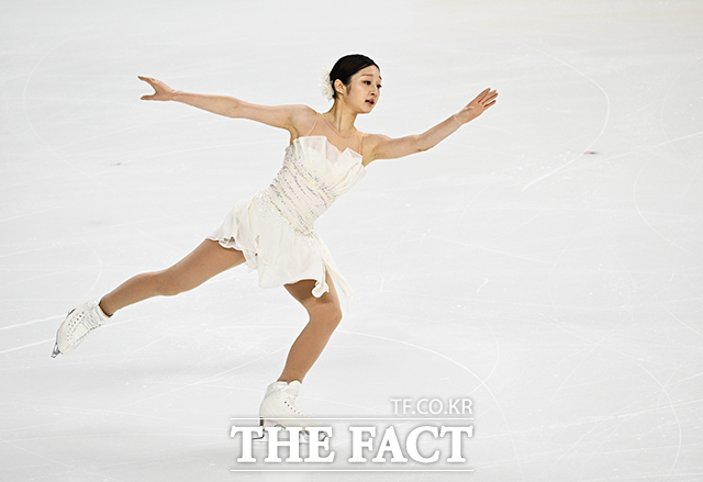 피겨스케이팅 선수 신지아가 4일 오후 서울 양천구 목동아이스링크에서 열린 KB금융 제80회 전국남녀 피겨스케이팅 종합선수권대회에 출전해 프리 스케이팅 연기를 펼치고 있다. /배정한 기자