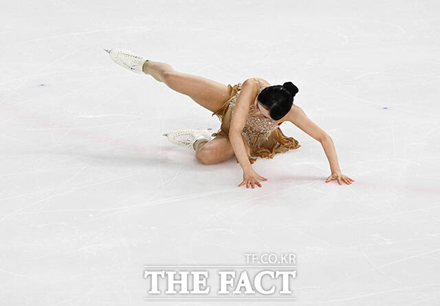 피겨스케이팅 선수 김채연이 4일 오후 서울 양천구 목동아이스링크에서 열린 KB금융 제80회 전국남녀 피겨스케이팅 종합선수권대회에 출전해 프리 스케이팅 연기를 펼치고 있다. /배정한 기자