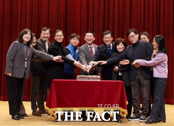 대전 서구는 2일 구청 구봉산홀에서 직원 400여 명이 참석한 가운데 병오년 새해를 여는 2026년 시무식 행사를 개최했다. /대전 서구