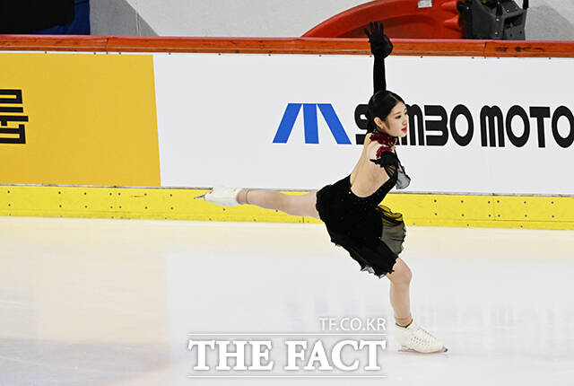 피겨스케이팅 선수 이해인이 4일 오후 서울 양천구 목동아이스링크에서 열린 KB금융 제80회 전국남녀 피겨스케이팅 종합선수권대회에 출전해 프리 스케이팅 연기를 펼치고 있다. /배정한 기자