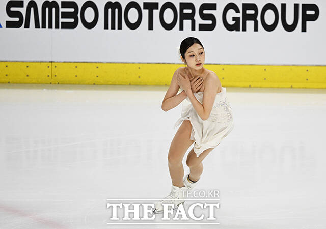 피겨스케이팅 선수 신지아가 4일 오후 서울 양천구 목동아이스링크에서 열린 KB금융 제80회 전국남녀 피겨스케이팅 종합선수권대회에 출전해 프리 스케이팅 연기를 펼치고 있다. /배정한 기자