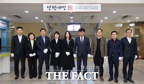 대덕구는 2일 구청 본관에서 신년 사자성어 현판식을 열고 새해 구정 운영 방향을 상징하는 사자성어로 인정애민을 선정했다. /대덕구