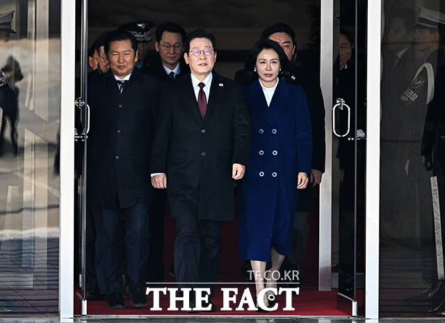 3박 4일 일정으로 중국을 국빈 방문하는 이재명 대통령이 4일 오후 경기 성남시 서울공항에 도착해 공군1호기에 올라 김혜경 여사와 함께 인사를 하고 있다. /서울공항=배정한 기자