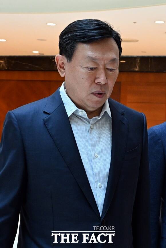 신동빈 롯데그룹 회장이 오는 15일 상반기 VCM을 연다. 사진은 지난 2024년 하반기 VCM에 참석하는 신 회장. /더팩트 DB