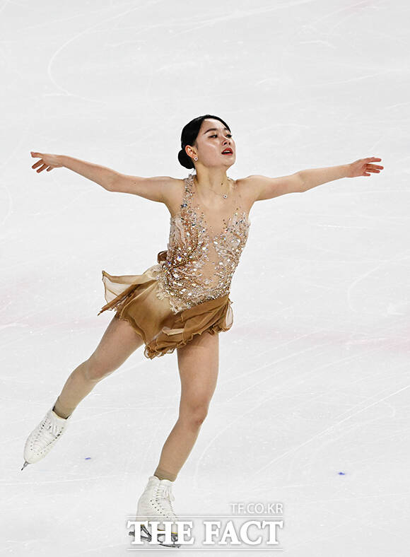 피겨스케이팅 선수 김채연이 4일 오후 서울 양천구 목동아이스링크에서 열린 KB금융 제80회 전국남녀 피겨스케이팅 종합선수권대회에 출전해 프리 스케이팅 연기를 펼치고 있다. /배정한 기자