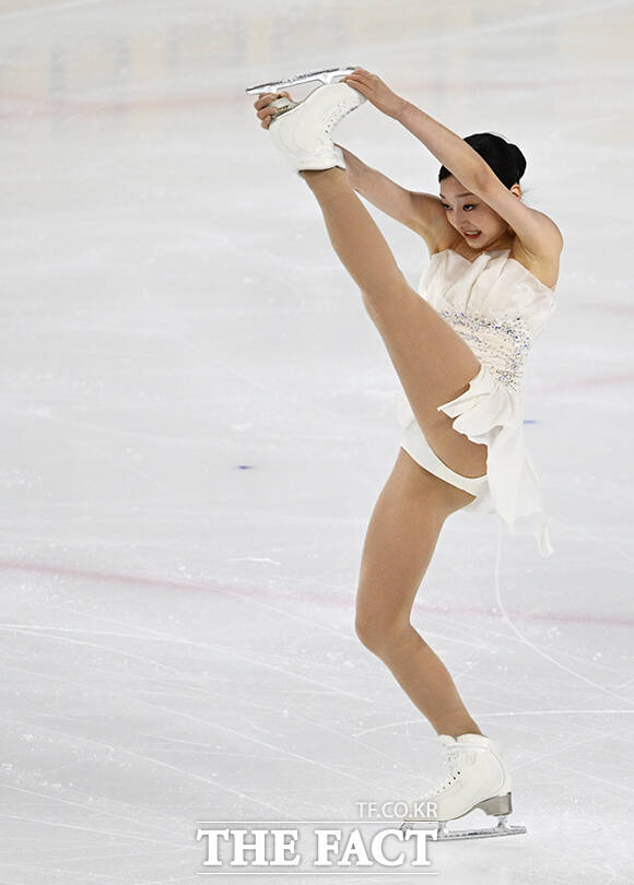 피겨스케이팅 선수 신지아가 4일 오후 서울 양천구 목동아이스링크에서 열린 KB금융 제80회 전국남녀 피겨스케이팅 종합선수권대회에 출전해 프리 스케이팅 연기를 펼치고 있다. /배정한 기자