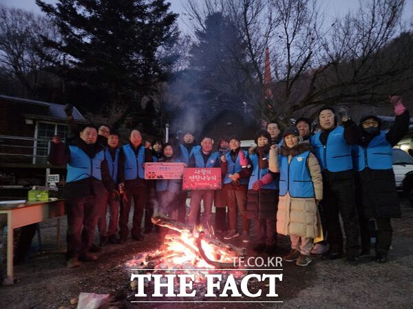 대전봉사체험교실은 3일 오전 6시 30분 회원 50여 명이 희망나눔제작소 후원으로 서구 삼보실 장애인거주시설(김해인 애국지사가정)에 연탄과 생활용품 등을 배달했다. 이날로 16년간 822주 째 연속 봉사를 기록했다. /대전봉사체험교실