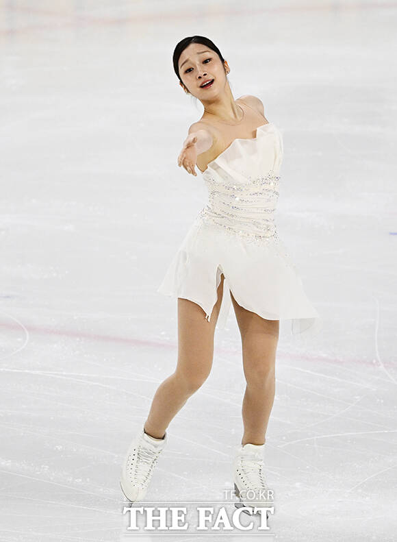 피겨스케이팅 선수 신지아가 4일 오후 서울 양천구 목동아이스링크에서 열린 KB금융 제80회 전국남녀 피겨스케이팅 종합선수권대회에 출전해 프리 스케이팅 연기를 펼치고 있다. /배정한 기자
