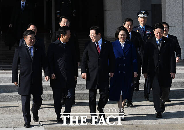 3박 4일 일정으로 중국을 국빈 방문하는 이재명 대통령이 4일 오후 경기 성남시 서울공항에 도착해 공군1호기에 올라 김혜경 여사와 함께 인사를 하고 있다. /서울공항=배정한 기자