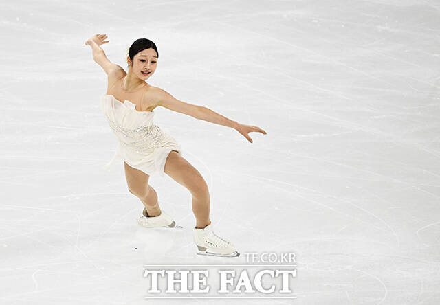 피겨스케이팅 선수 신지아가 4일 오후 서울 양천구 목동아이스링크에서 열린 KB금융 제80회 전국남녀 피겨스케이팅 종합선수권대회에 출전해 프리 스케이팅 연기를 펼치고 있다. /배정한 기자
