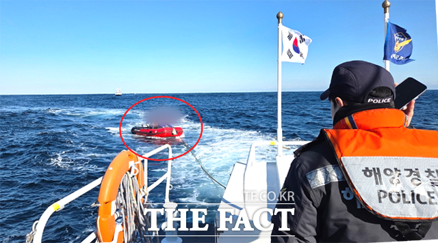 연안구조정이 표류하던 모터보트를 예인하고 있다. /동해해경