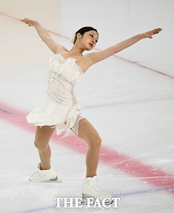 피겨스케이팅 선수 신지아가 4일 오후 서울 양천구 목동아이스링크에서 열린 KB금융 제80회 전국남녀 피겨스케이팅 종합선수권대회에 출전해 프리 스케이팅 연기를 펼치고 있다. /배정한 기자