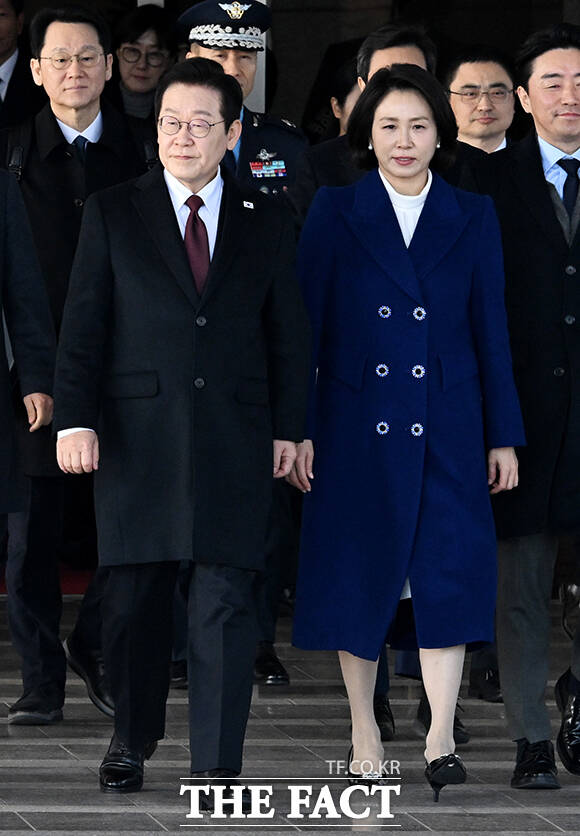 3박 4일 일정으로 중국을 국빈 방문하는 이재명 대통령이 4일 오후 경기 성남시 서울공항에 도착해 공군1호기에 올라 김혜경 여사와 함께 인사를 하고 있다. /서울공항=배정한 기자