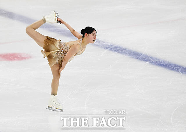 피겨스케이팅 선수 김채연이 4일 오후 서울 양천구 목동아이스링크에서 열린 KB금융 제80회 전국남녀 피겨스케이팅 종합선수권대회에 출전해 프리 스케이팅 연기를 펼치고 있다. /배정한 기자