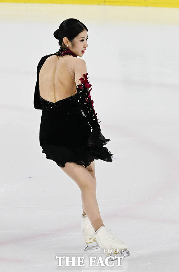 피겨스케이팅 선수 이해인이 4일 오후 서울 양천구 목동아이스링크에서 열린 KB금융 제80회 전국남녀 피겨스케이팅 종합선수권대회에 출전해 프리 스케이팅 연기를 펼치고 있다. /배정한 기자