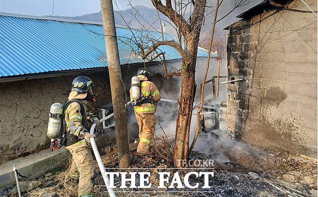 4일 오전 8시 59분쯤 경북 의성군 안평면 한 단독주택에서 불이 나 소방 당국이 진화하고 있다. /경북소방본부