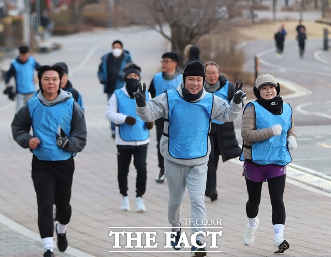 안민석 전 국회의원(가운데)이 수원 광교호수공원에서 주민들과 교육대전환 슬로깅을 진행하고 있다. /경기미래교육자치포럼