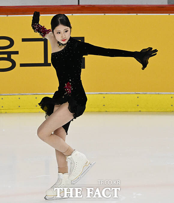 피겨스케이팅 선수 이해인이 4일 오후 서울 양천구 목동아이스링크에서 열린 KB금융 제80회 전국남녀 피겨스케이팅 종합선수권대회에 출전해 프리 스케이팅 연기를 펼치고 있다. /배정한 기자