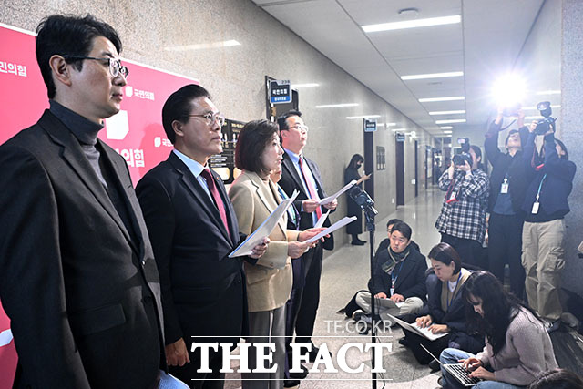 민주당의 일방적 법사위 회의 취소 통보 규탄하는 국민의힘 법사위원들.