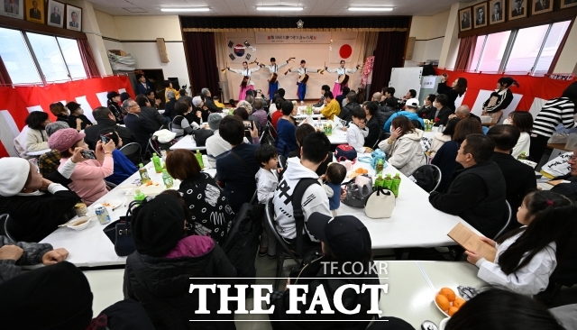 재일본대한민국민단 오사카 야오지부가 지난달 21일 일본 오사카에서 ‘제19회 떡메치기 행사’를 연 가운데 참석자들이 공연을 관람하고 있다. /오사카=서예원 기자