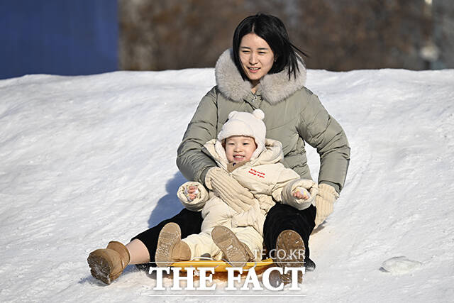 새해의 첫 월요일인 5일 오전 서울 영등포구 여의도 한강공원 눈썰매장에서 한 가족이 눈썰매를 타고 있다. /송호영 기자