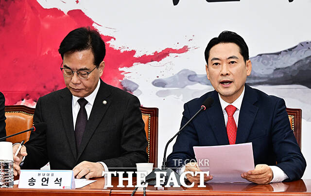 장동혁 국민의힘 대표(오른쪽)가 5일 오전 서울 여의도 국회에서 열린 최고위원회의에 참석해 모두발언을 하고 있다. /국회=배정한 기자