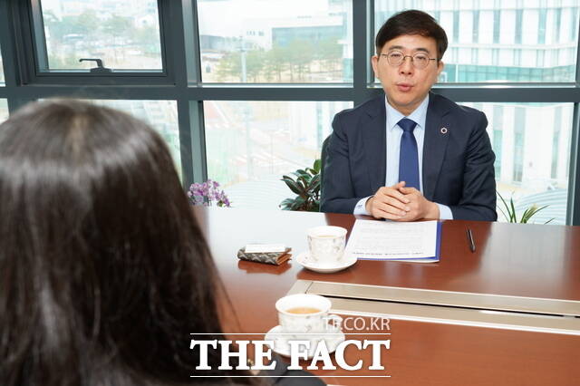 2일 오전 전주시 덕진구 만성동 전북창조경제혁신센터 대표이사실에서 박선종 대표가 <더팩트>와 대면 인터뷰를 하고 있다. /전주=김수홍 기자