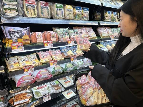 이마트24가 모바일 게임 트릭컬 리바이브와 함께 선보인 상품이 콜라보 사상 최단 시간 최고 판매량을 기록하고 있다. /이마트24