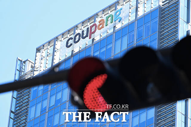 경찰청 관계자는 5일 서울 서대문구 청사에서 열린 정례 기자간담회에서 쿠팡이 고소한 사건 1건과 쿠팡 및 관계자에 대한 고발 17건 등 총 18건을 수사하고 있다며 서울경찰청에는 쿠팡 개인정보 2차 피해 의심 사건 2건이 더 접수됐다고 밝혔다. /박헌우 기자