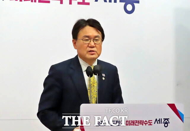 조국혁신당 황운하 국회의원이 5일 세종시청 정음실에서 세종시장 출마 기자회견을 하고 있다. /김형중 기자