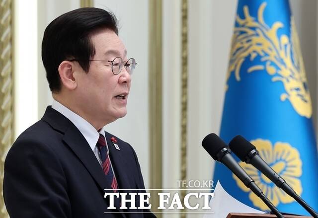 국내 건설시장이 지난해에 이어 올해도 부진을 벗어나기 어려울 전망이다. 핵심 지표들이 하락세를 면치 못하고 있기 때문이다. 사진은 이재명 대통령이 지난 2일 청와대 영빈관에서 열린 2026년 신년인사회에서 신년사를 하고 있다. /청와대통신사진기자단·뉴시스