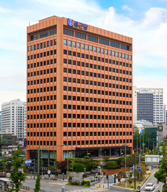 이장한 종근당그룹 회장의 장남 이주원 이사가 지난 1일 상무로 승진했다. /종근당