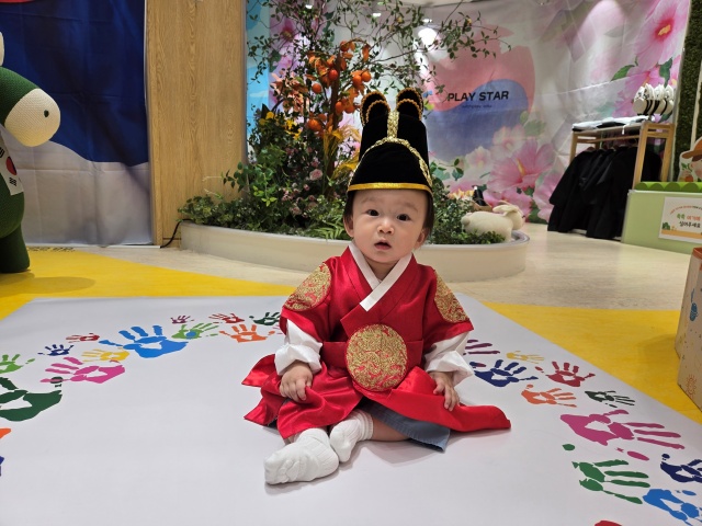 강동구가 '꼬까옷(한복) 대여 서비스'를 운영하고 있다. 사진은 지난해 추석 행사 당시, 아이맘 강동 성내1동점에서 한복을 입은 영유아들의 모습. /강동구