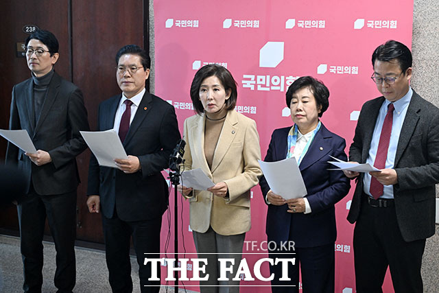 국민의힘 법제사법위원회 소속 주진우와 송석준, 나경원, 조배숙, 곽규택 위원(왼쪽부터) 이 5일 오후 서울 여의도 국회에서 민주당의 일방적 법사위 회의 취소 통보를 규탄하고 있다. /국회=남용희 기자