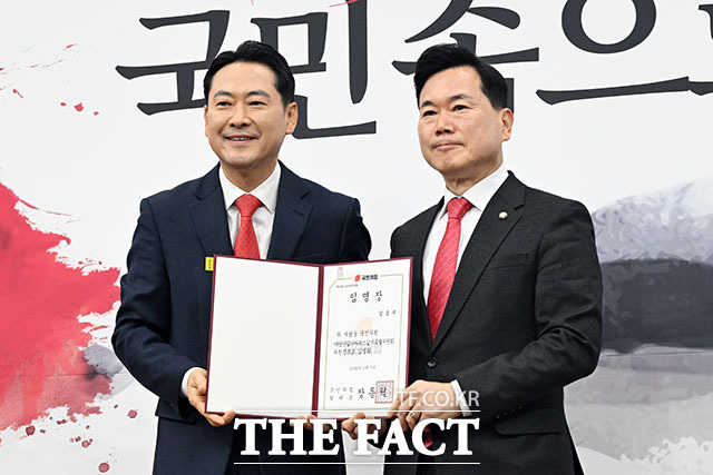 야당탄압가짜뉴스감시특별위원회 위원장 맡은 김승수 위원장(오른쪽).