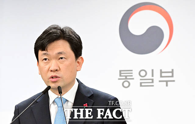 윤민호 통일부 대변인이 5일 오전 서울 종로구 정부서울청사에서 현안관련 정례브리핑을 하고 있다. /임영무 기자