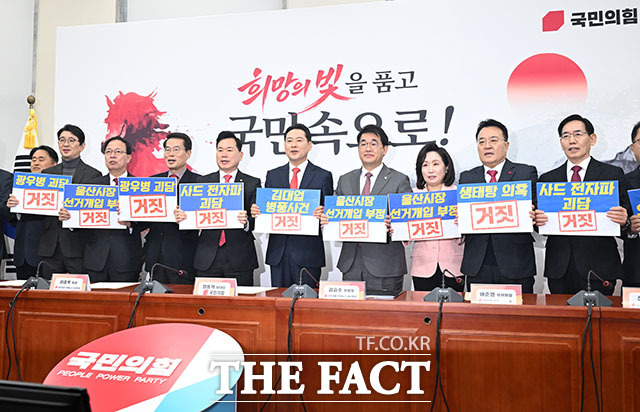 야당탄압가짜뉴스감시특별위원회 위원장 맡은 김승수 위원장(오른쪽).