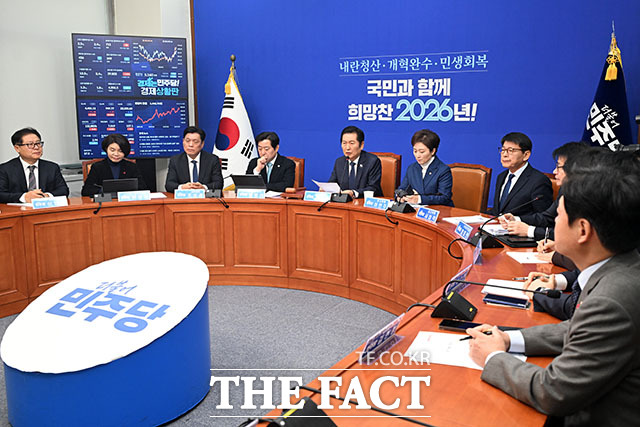 최고위원회의에서 발언하는 정 대표(가운데).