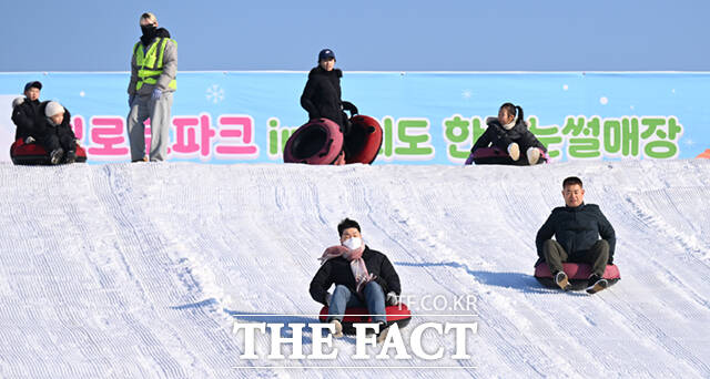 서울시가 겨울철을 맞아 한강공원에 눈썰매장을 개장한 가운데 5일 서울 여의도 한강공원 눈썰매장을 찾은 어린이와 부모들이 눈썰매를 타고 있다. /이새롬 기자