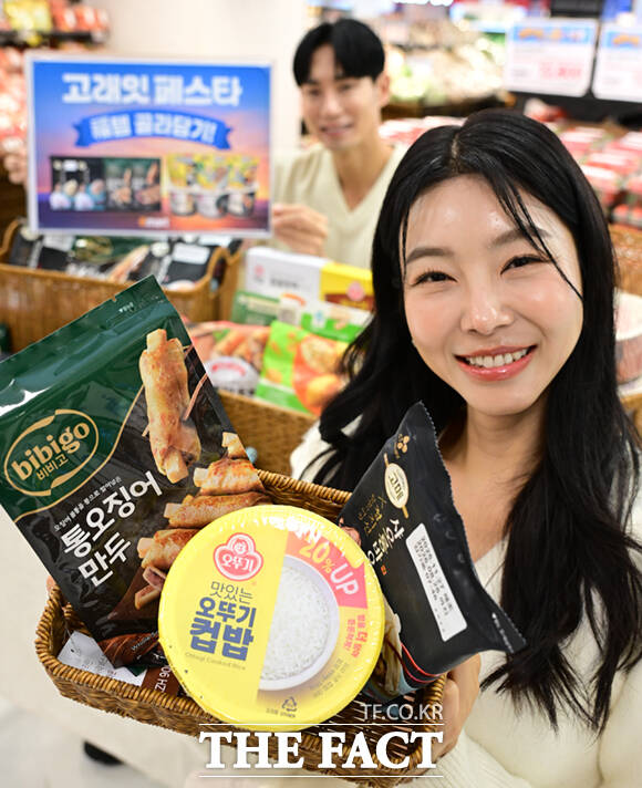 이마트가 2026년 첫 세일 '고래잇 페스타'를 개최한 가운데 5일 서울 이마트 용산점에서 모델들이 인기 간편식 제품을 선보이고 있다. /이새롬 기자