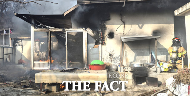 4일 오후 1시 24분쯤 예천군 감천면의 한 단독주택에서 불이나 소방당국이 진화에 나섰다. /경북소방본부