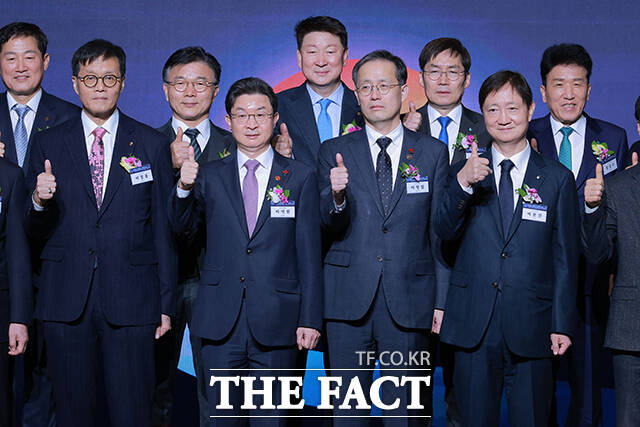 이창용 한국은행 총재와 이억원 금융위원장, 이형일 재정경제부 제1차관, 이찬진 금융감독원장(앞줄 왼쪽부터)이 5일 오후 서울 중구 롯데호텔에서 열린 '2026 범금융 신년인사회'에 참석해 기념촬영을 하고 있다. /박헌우 기자