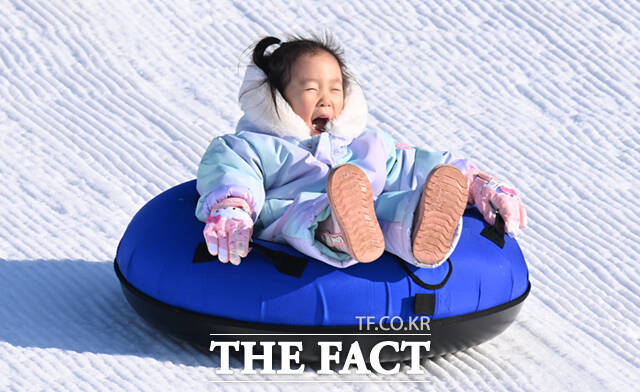 서울시가 겨울철을 맞아 한강공원에 눈썰매장을 개장한 가운데 5일 서울 여의도 한강공원 눈썰매장을 찾은 어린이와 부모들이 눈썰매를 타고 있다. /이새롬 기자