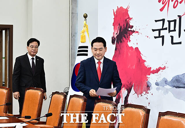 장동혁 국민의힘 대표(오른쪽)가 5일 오전 서울 여의도 국회에서 열린 최고위원회의에 참석해 모두발언을 하고 있다. /국회=배정한 기자