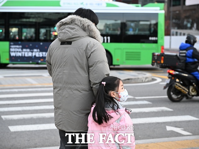 화요일인 6일은 전날보다 기온이 5도가량 떨어지겠고 중부내륙을 중심으로 아침 기온이 영하 10도 안팎으로 낮아 춥겠다. 사진은 서울 광화문 일대에서 한 어린이가 아버지의 손을 잡고 있는 모습./송호영 기자