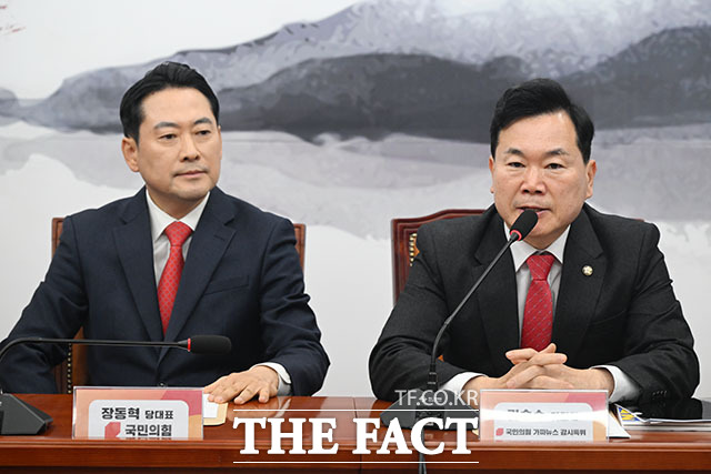 야당탄압가짜뉴스감시특별위원회 위원장 맡은 김승수 위원장(오른쪽).