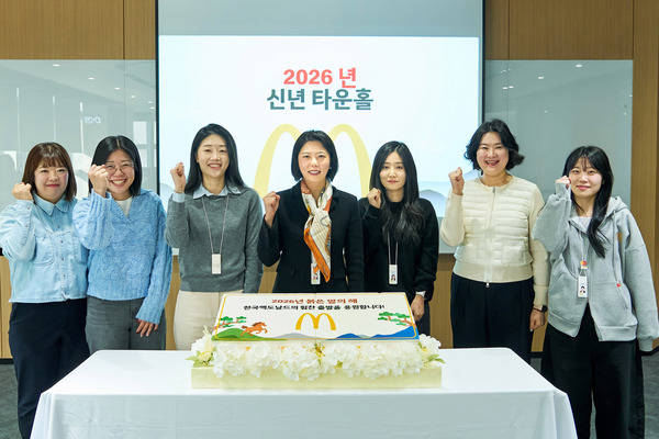 김기원 한국맥도날드 대표(가운데)와 임직원들이 5일 본사에서 열린 새해맞이 사내 행사에서 기념사진을 촬영하고 있다. /한국맥도날드
